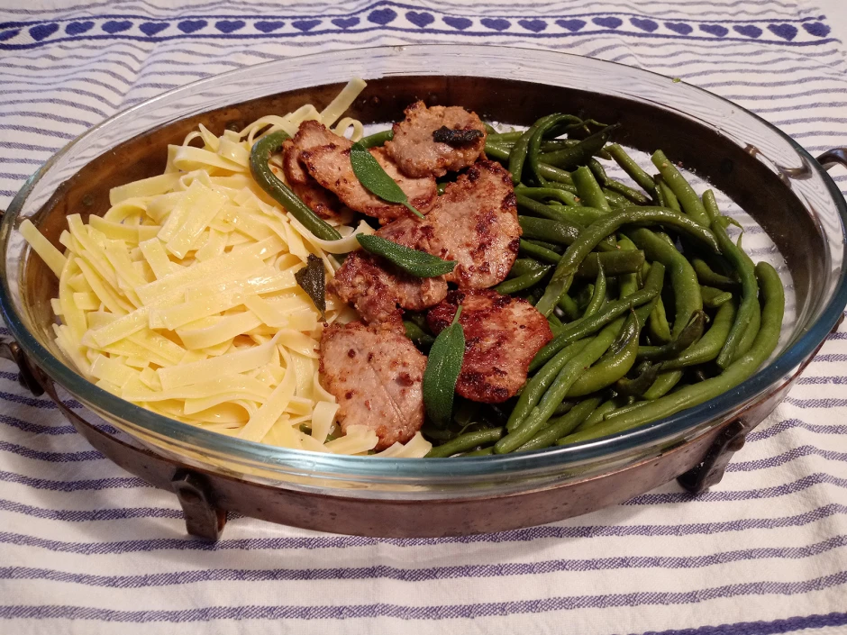 Medaillons mit Butterbohnen und Bandnudeln