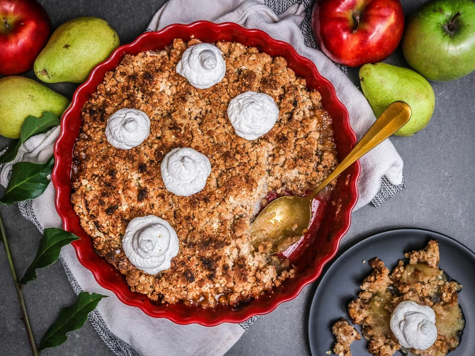 Apfel-Birnen Crumble mit Vanilleschaum