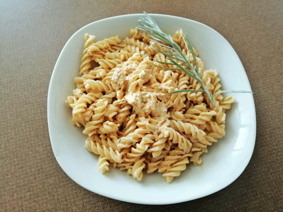 Dinkel-Fusilli mit Curry-K&auml;sesauce