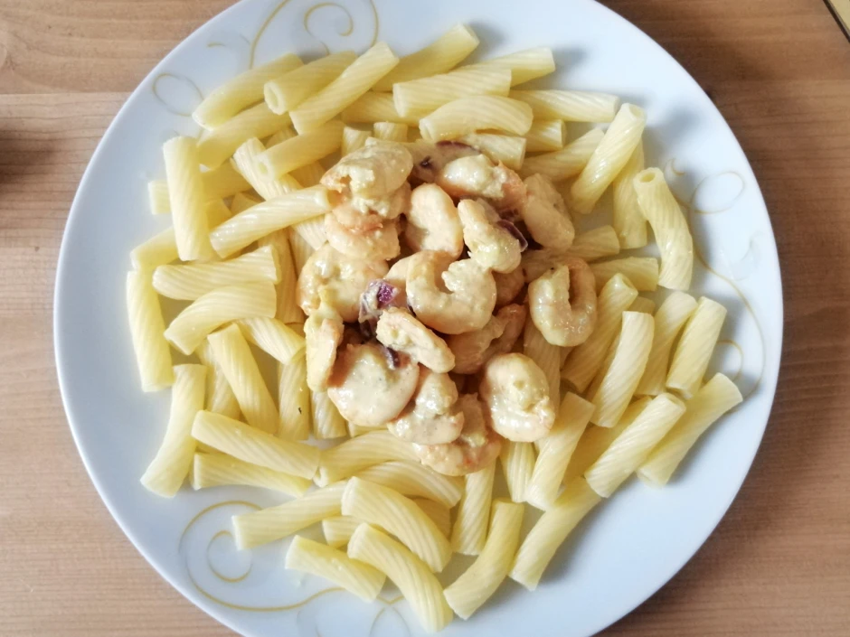 Nudeln mit Garnelen in feiner Currysoße