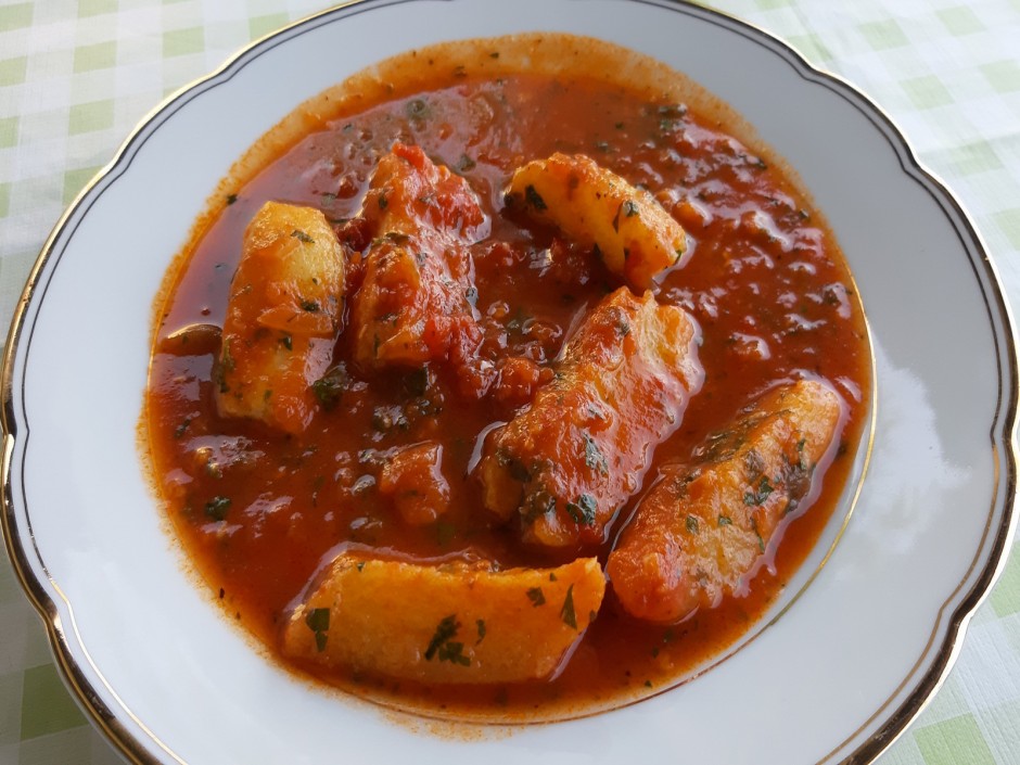 Erdäpfeln in Tomatensauce