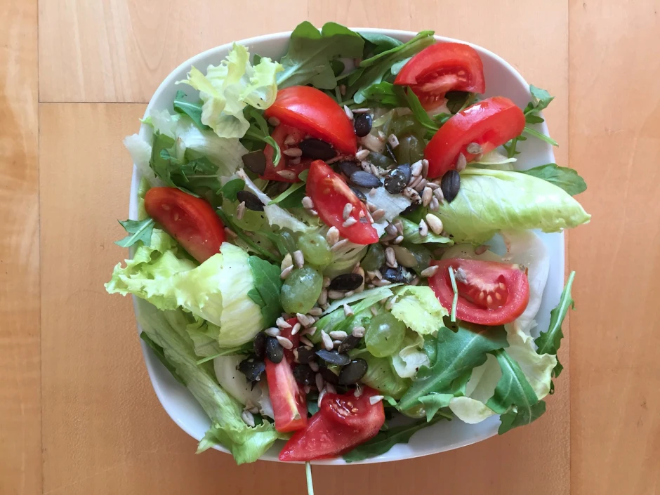 Blattsalate mit Weintrauben, Tomaten und K&ouml;rnern