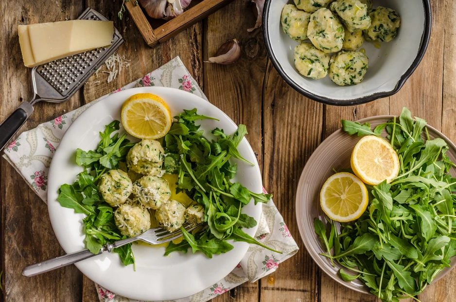 Spinatkn&ouml;del auf Rucolasalat