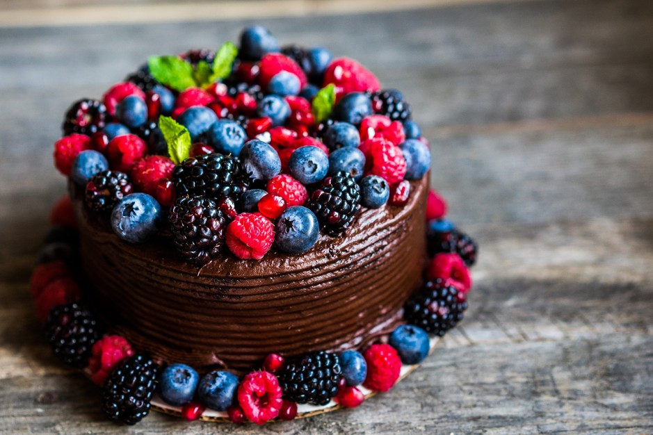 Schokoladentorte mit Beeren