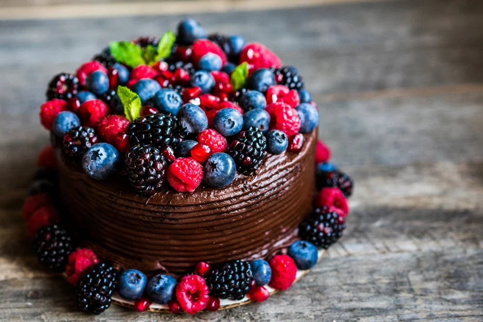 Schokoladentorte mit Beeren