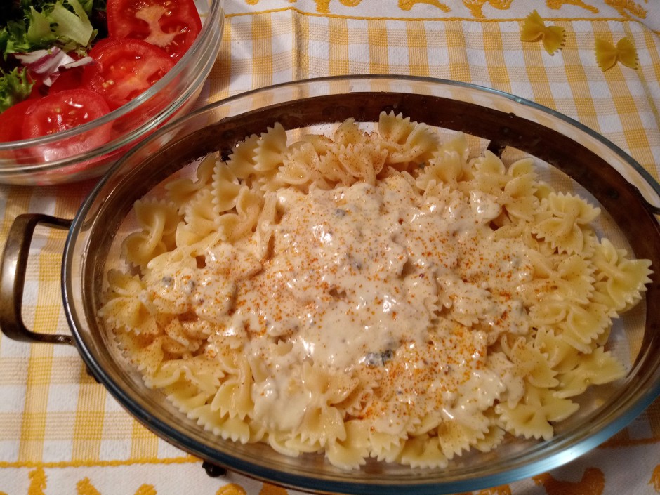Pikante Farfeln mit Käsesauce