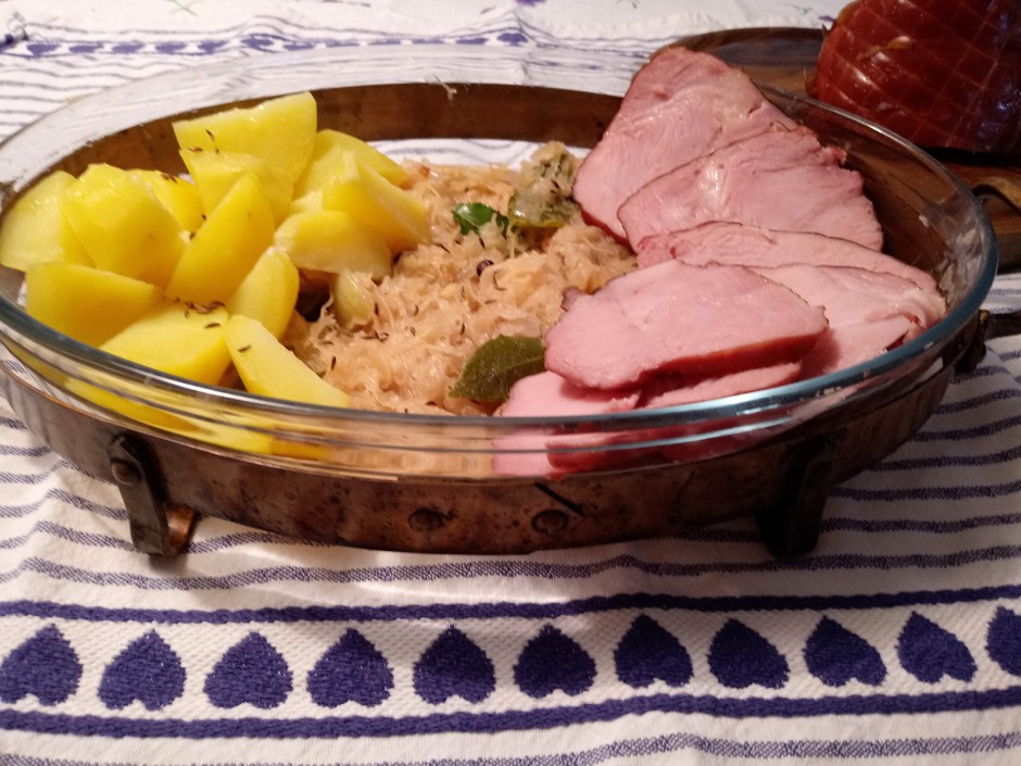 Selchroller mit Sauerkraut und Salzkartoffeln