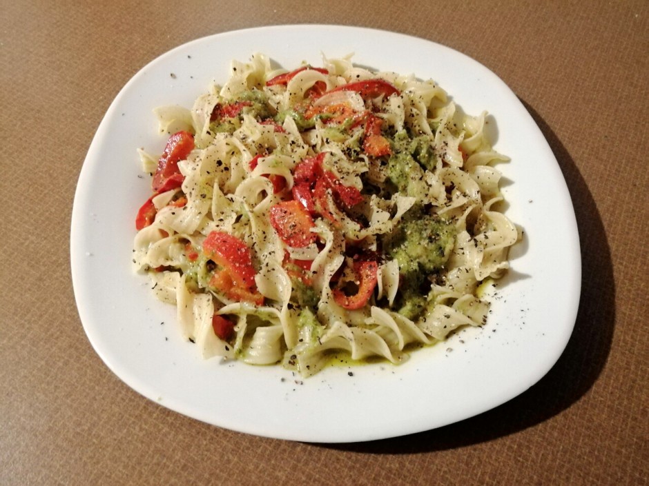 Bandnudeln mit Paprika und grünem Mozzarella