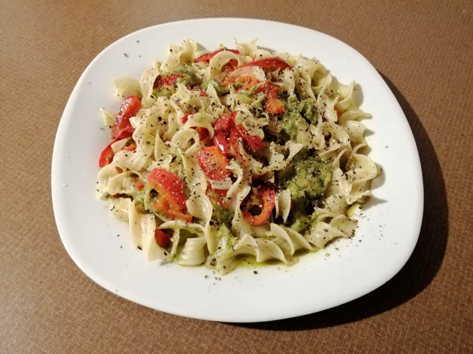 Bandnudeln mit Paprika und gr&uuml;nem Mozzarella