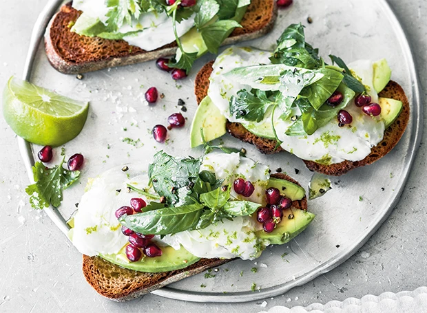 Ceviche-Sandwich mit Avocado und Kr&auml;utersalat