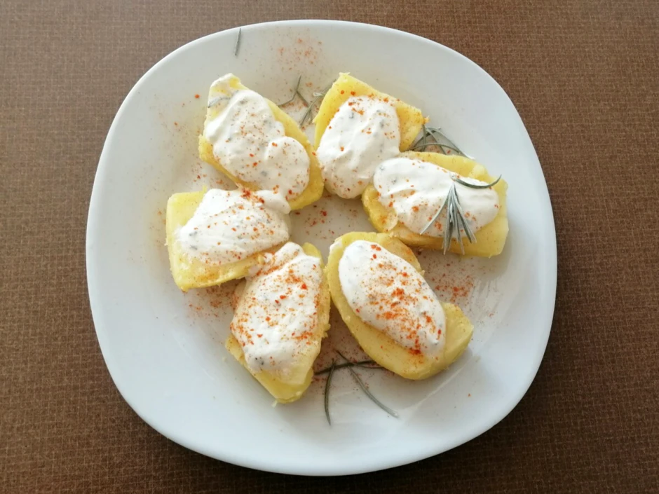 Gekochte Erdäpfel mit Sauerrahm-Curry