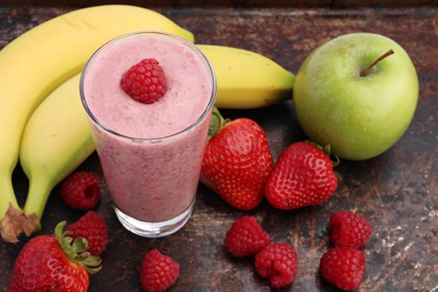 Bananenmilkshake mit Apfel und Erdbeere