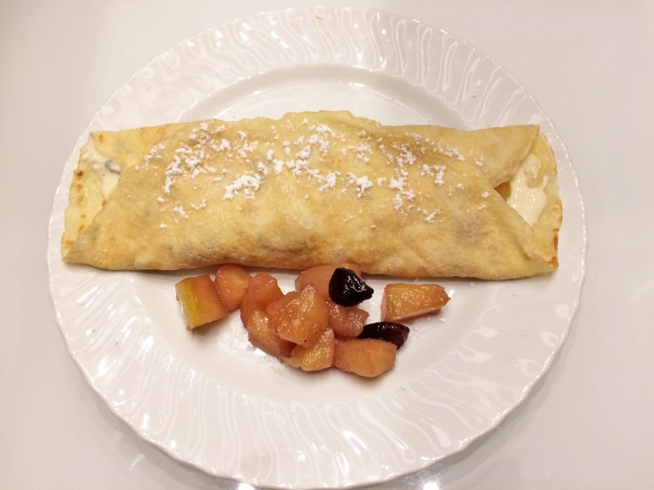 Topfenpalatschinken mit Früchten