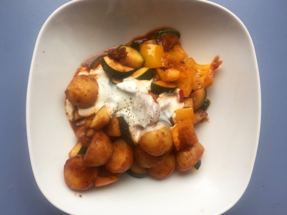 Paprizierte Erdäpfelpfanne mit Tomatenmark und Zucchini