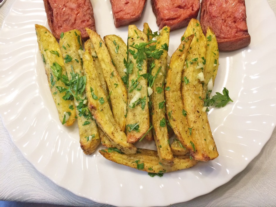 Pommes frites mit Knoblauch und Petersilie