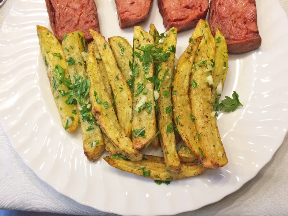 Pommes frites mit Knoblauch und Petersilie