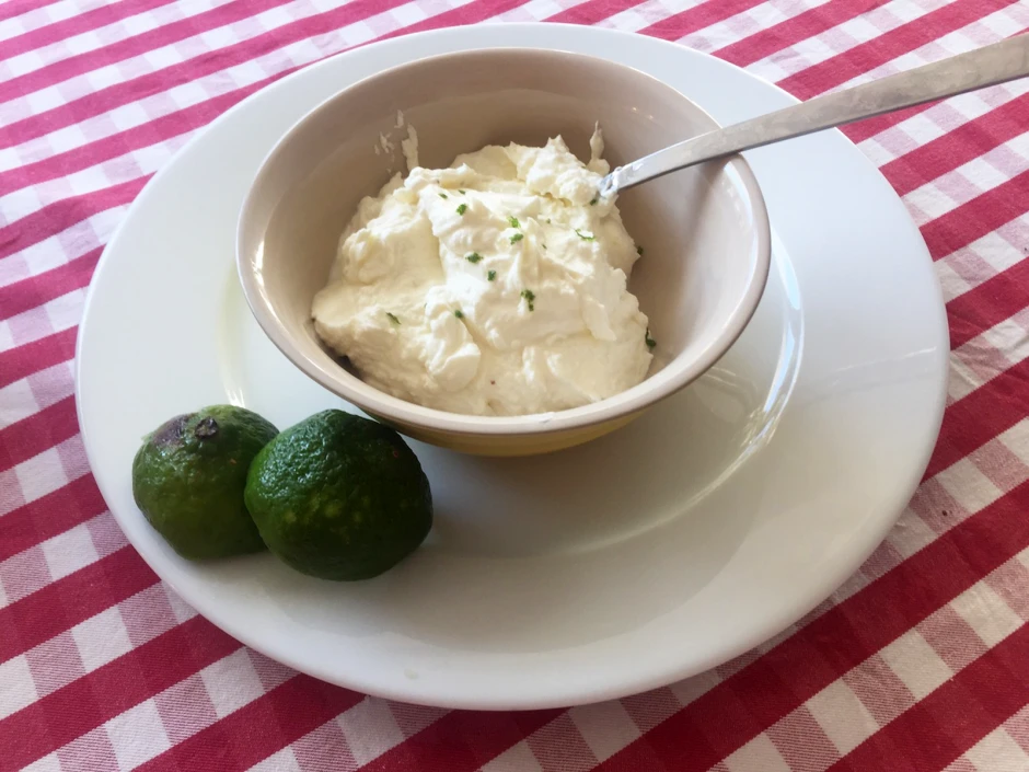 Frischkäse mit Limetten und Knoblauch