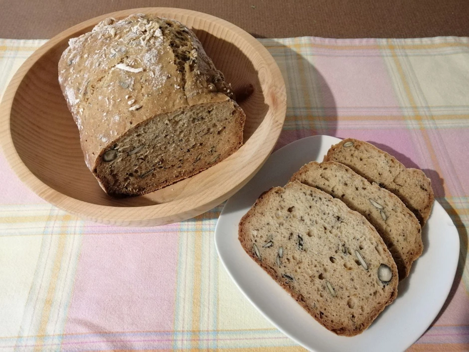 Saftiges Brot mit Kernen und Samen