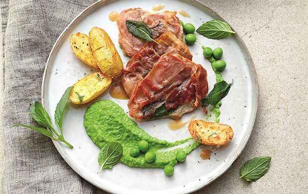 Saltimbocca alla romana mit Rosmarinkartoffeln und Erbsen-Minz-Püree