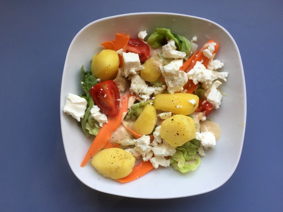 Blattsalat mit warmen Erd&auml;pfeln, Tomaten, Karotten und Feta