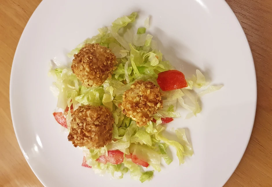 Schafk&auml;sew&uuml;rfel in Nusskruste auf Blattsalat