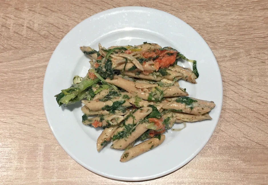 Warmer Nudelsalat mit Blattspinat und halbgetrockneten Tomaten