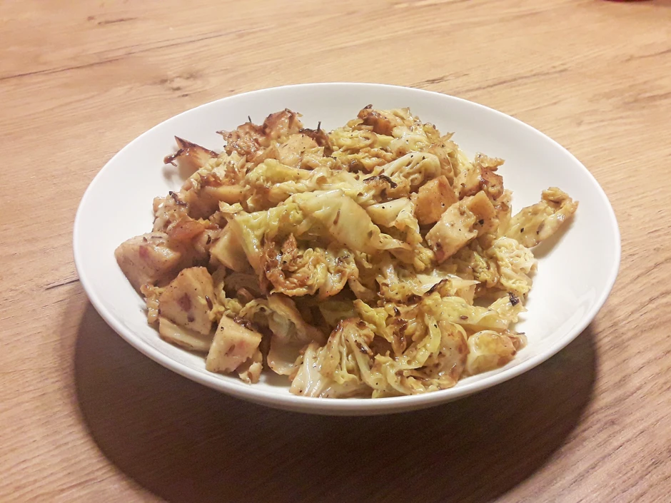 Eingebranntes Wirsingkraut mit ger&ouml;stete Speckkn&ouml;del