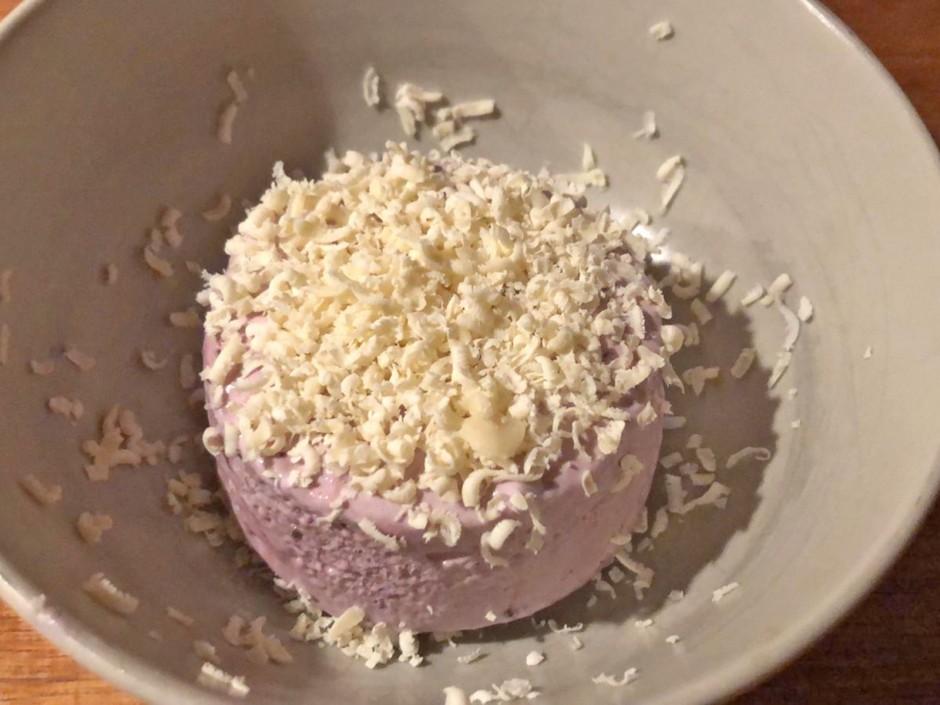 Schwarzbeereis mit Schokoraspeln