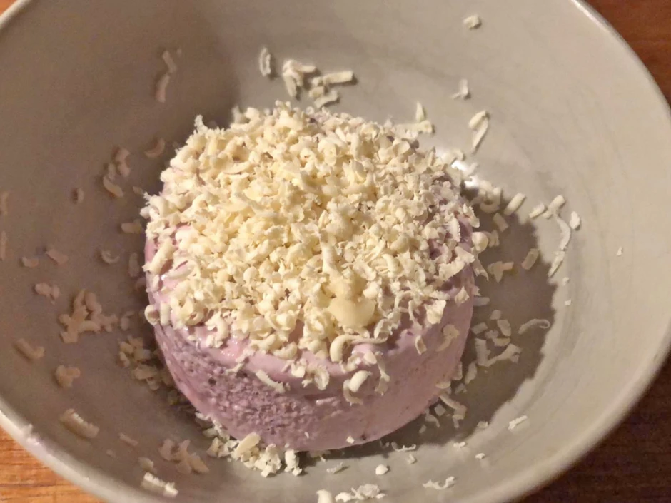 Schwarzbeereis mit Schokoraspeln