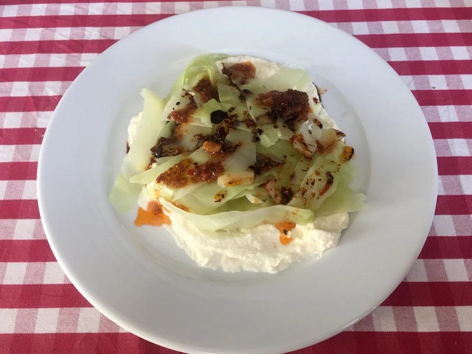 Warmes Kraut mit Chilisauce und Frischkäse