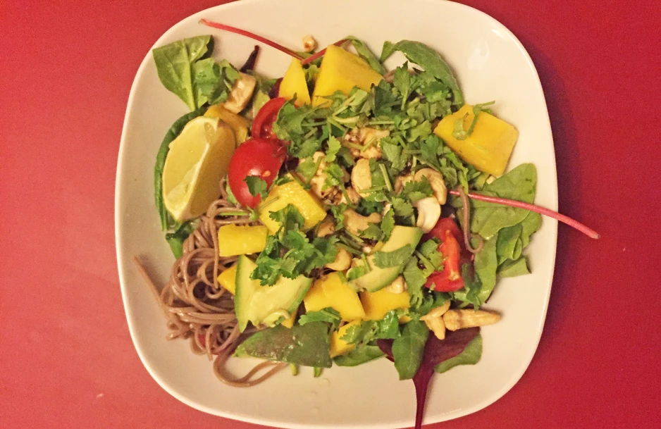 Blattsalat mit Sobanudeln, Tofu, Avocado