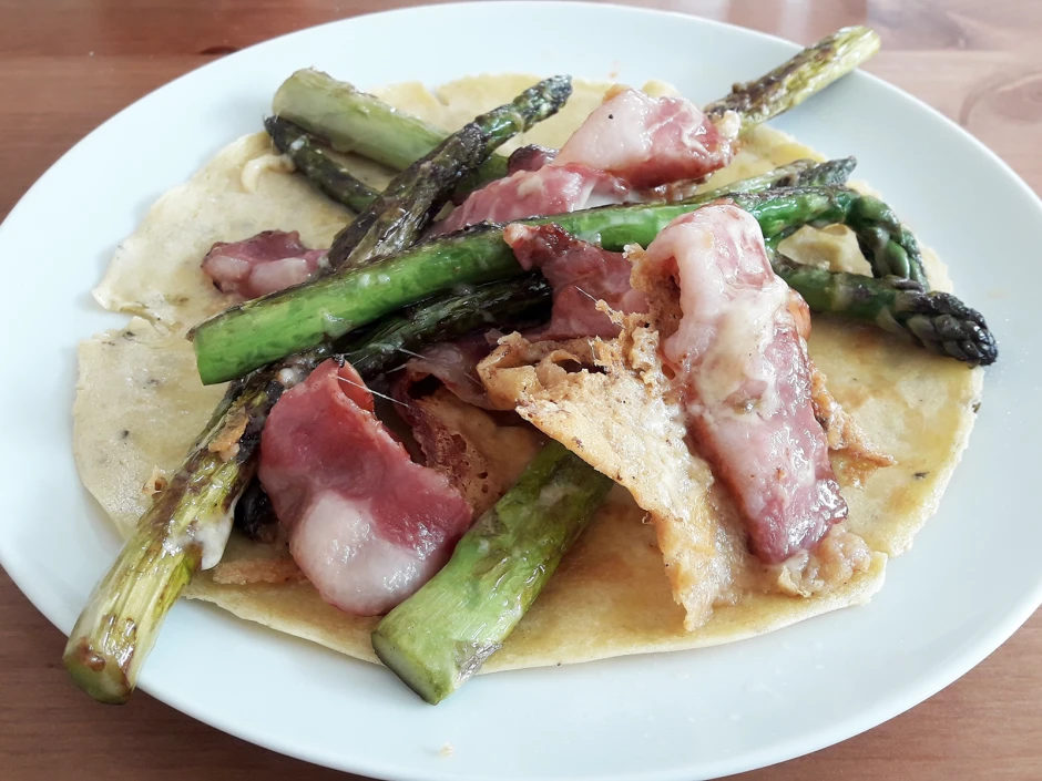 Palatschinke mit Spargel und Speck