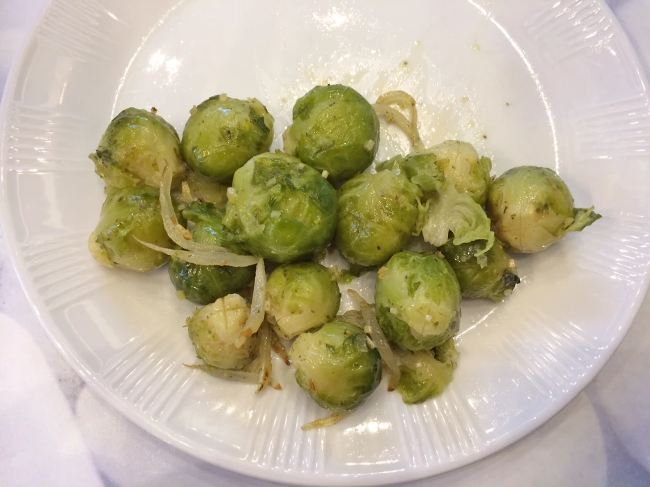Kohlsprossen mit Zwiebel
