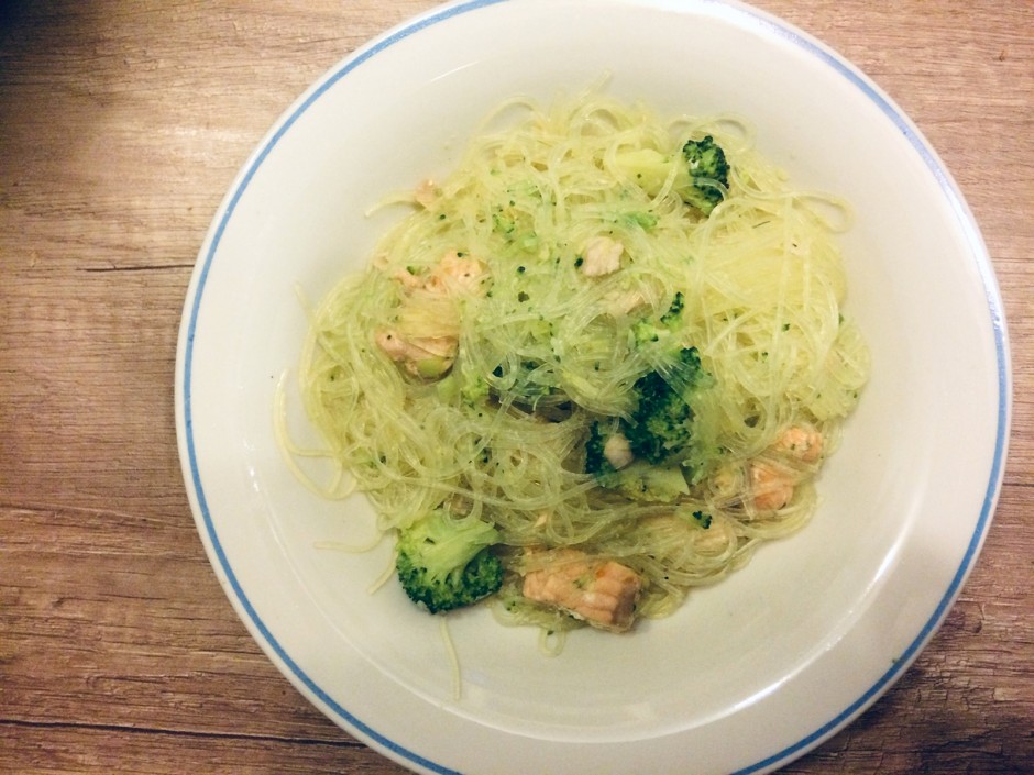Glasnudeln mit Lachs und Brokkoli