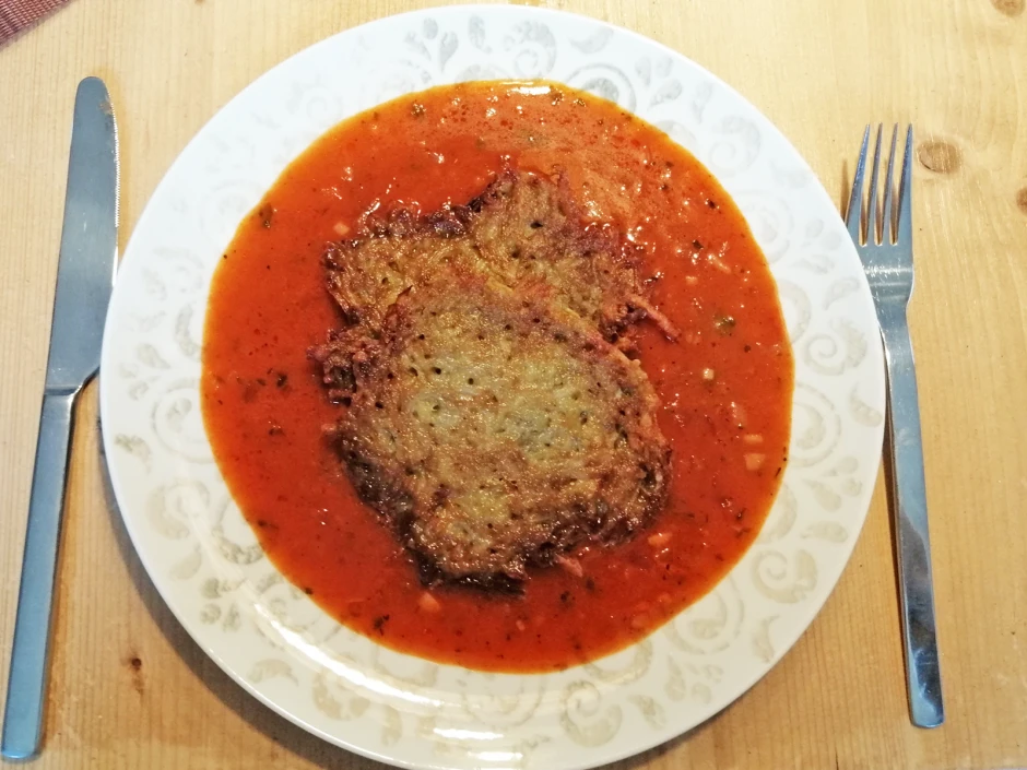 Kartoffelpuffer in Paprikaso&szlig;e