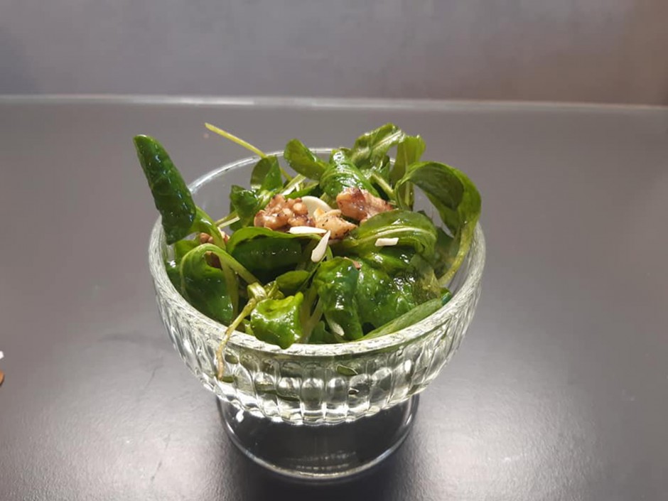 Vogerlsalat mit gerösteten Nüssen