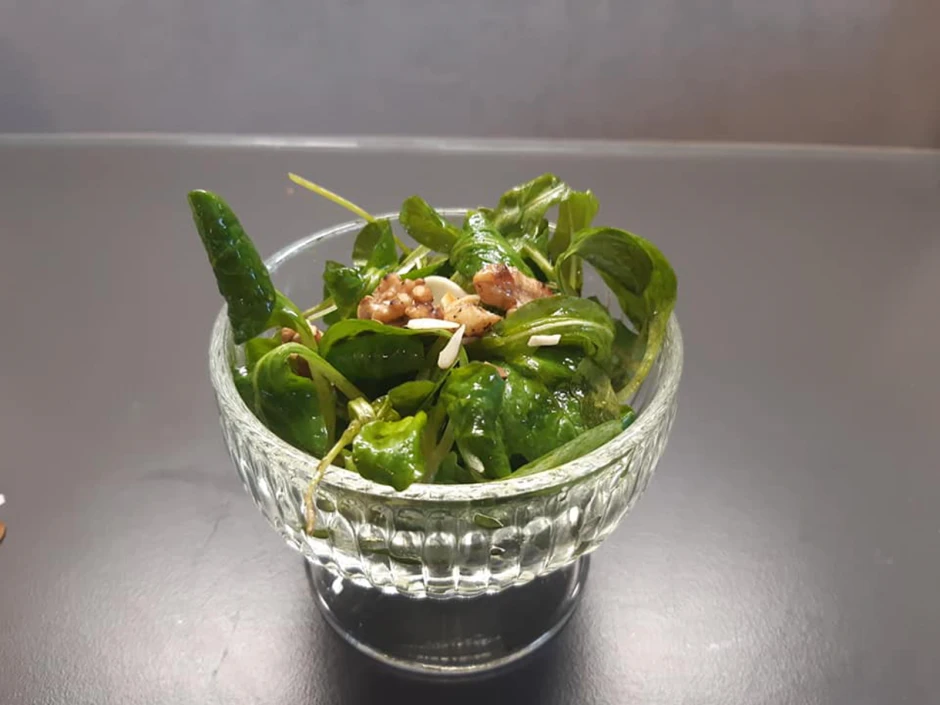 Vogerlsalat mit ger&ouml;steten N&uuml;ssen