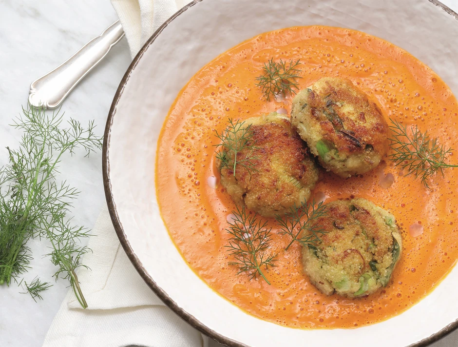 Geräucherte Paprika-Kürbis-Suppe mit Fischpflanzerln