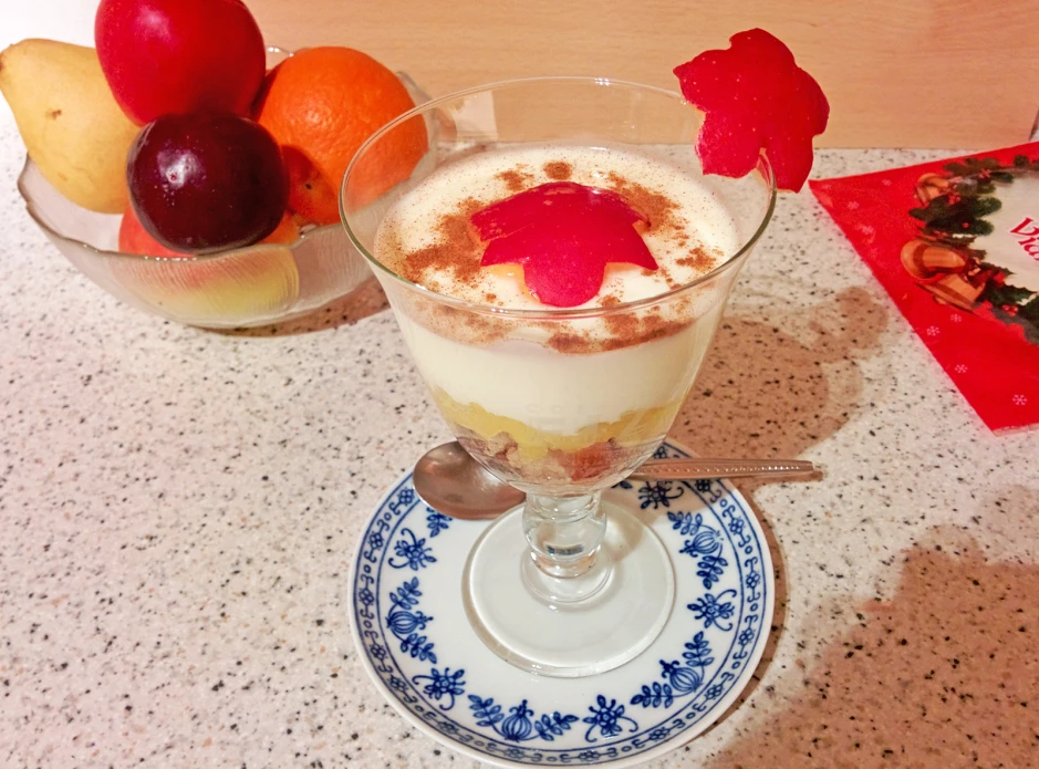 Apfel-Joghurt auf Keksen