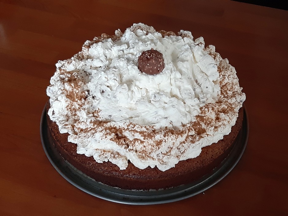 Nusskuchen mit Ferrero Rocher Schlaghaube