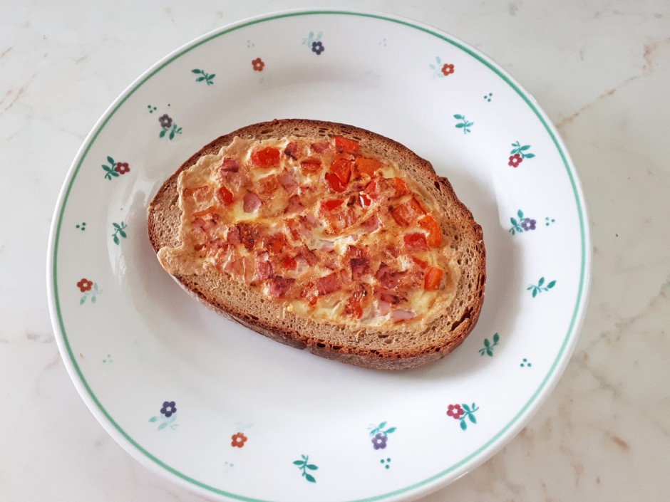 Bunte Eierspeise im Brot