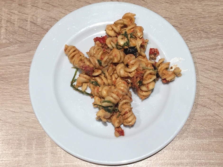 Spiralnudelsalat mit Spinat und getrockneten Tomaten