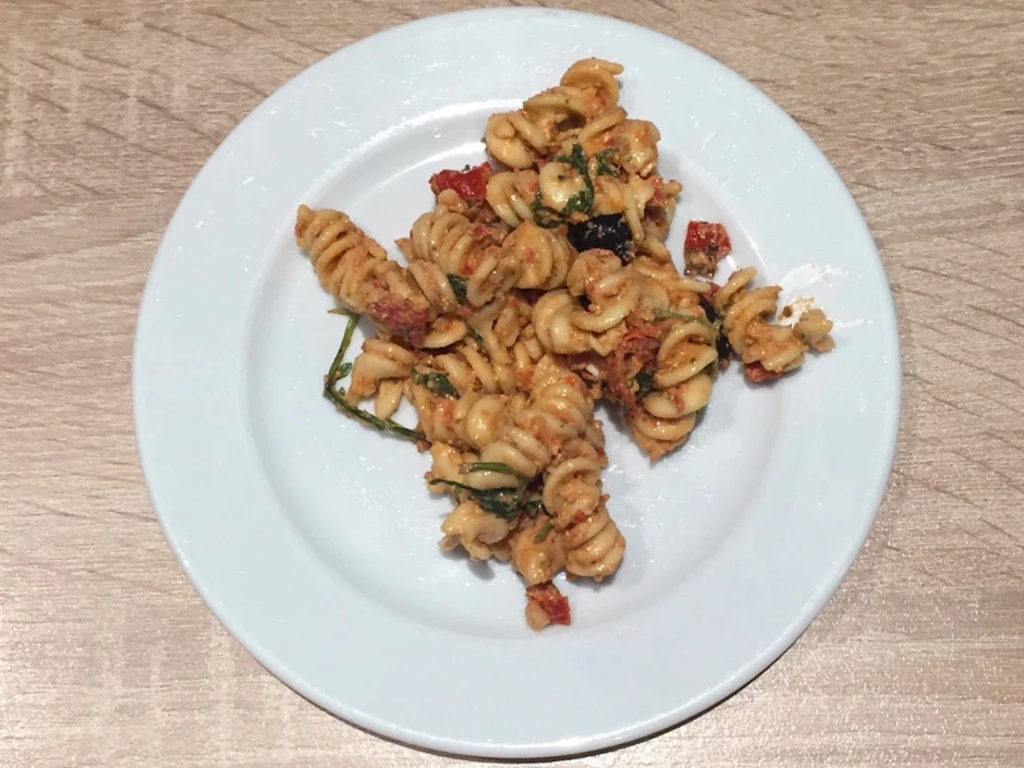 Spiralnudelsalat mit Spinat und getrockneten Tomaten
