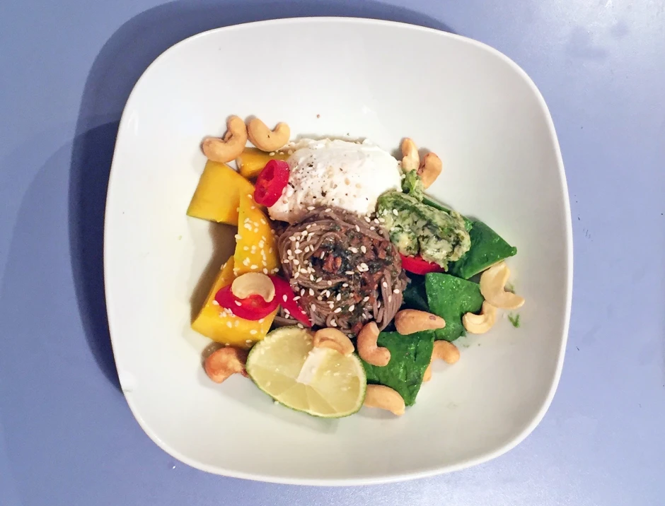 Sobabowl mit pochiertem Ei, Mango, Avocado und Cashews