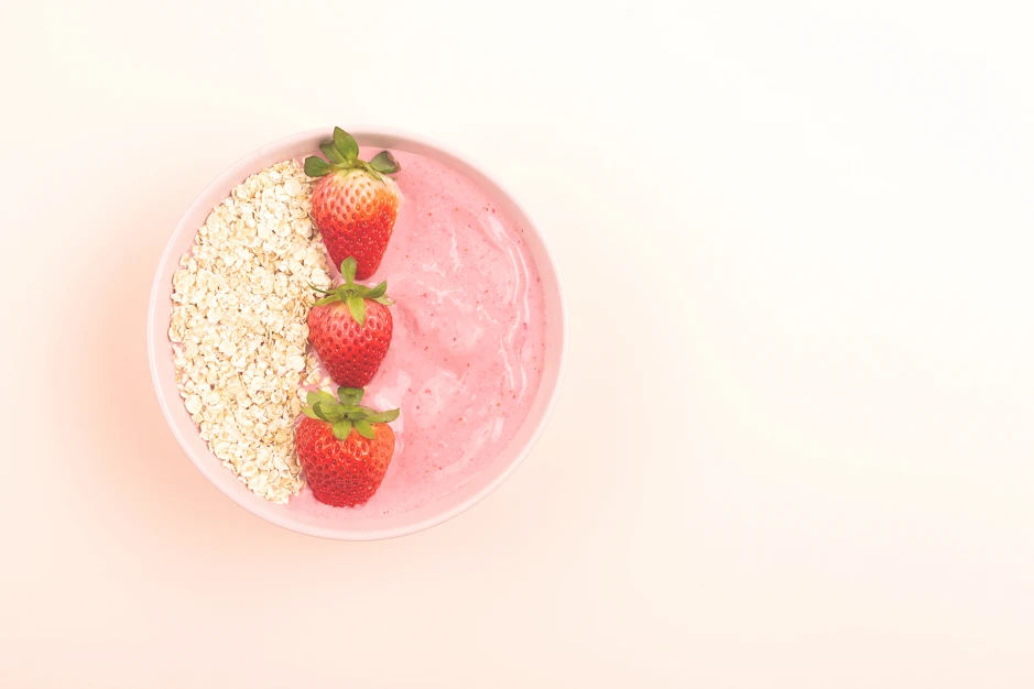 Smoothie-Bowl mit Erdbeeren
