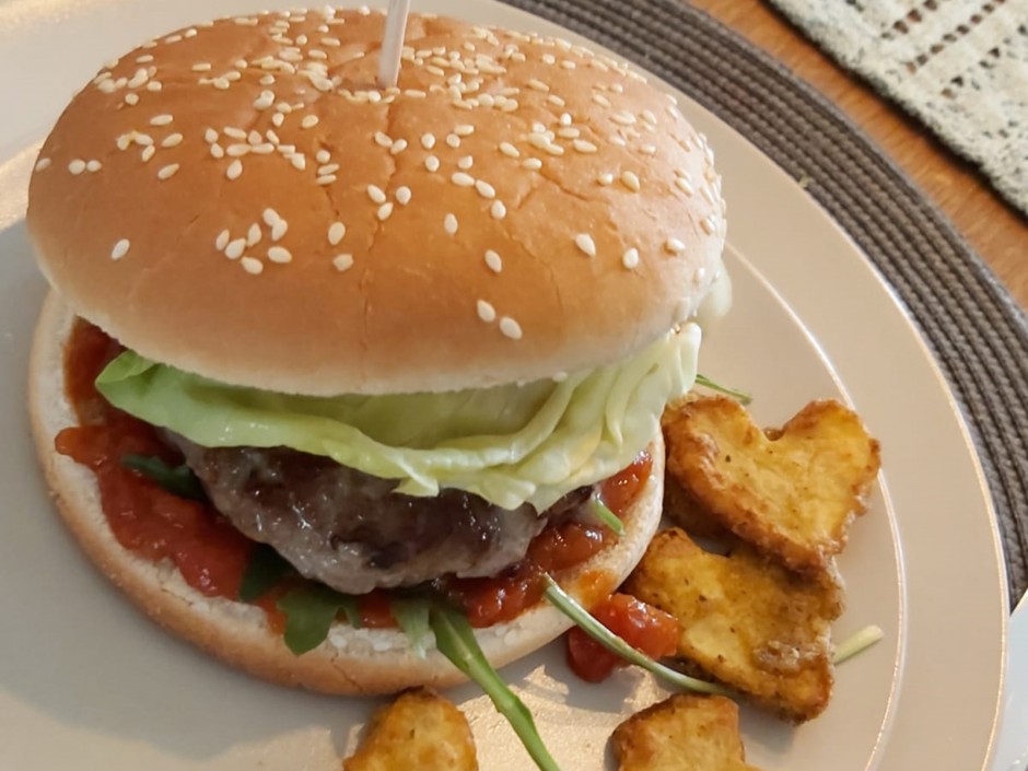 Burger mit Barbecue Sauce und Herzkartoffeln
