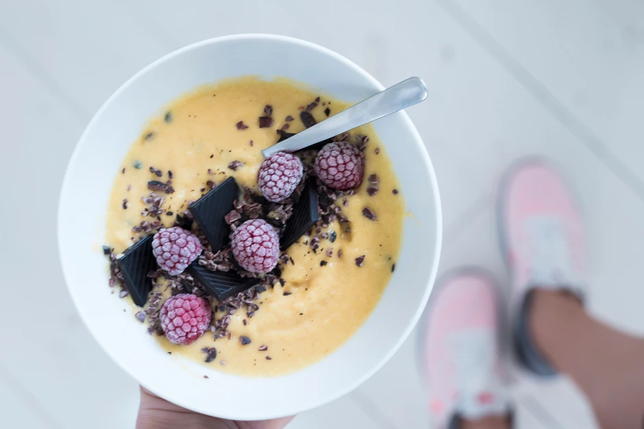 Cremiger Smoothie Bowl mit Bananen