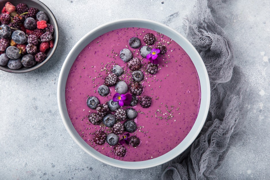 Smoothie Bowl mit Beeren