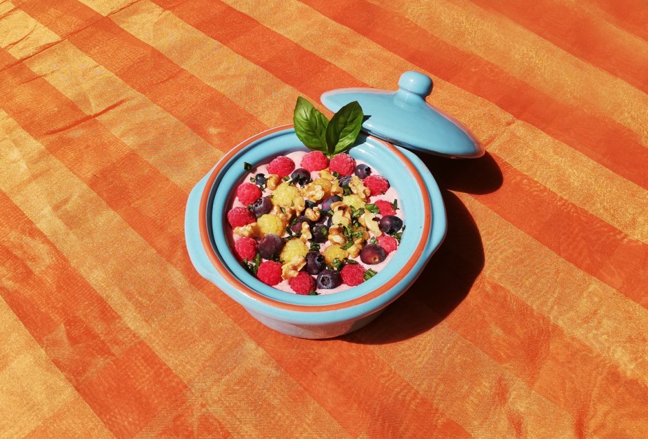 Smoothie Bowl mit Beeren und Basilikum