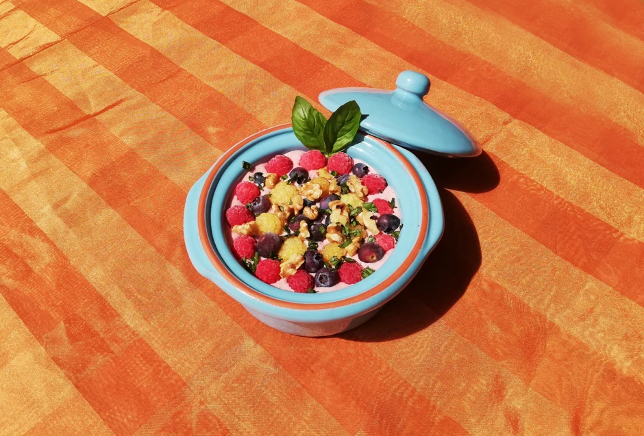 Smoothie Bowl mit Beeren und Basilikum